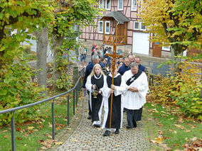Allerseelen mit Segnung der Gräber auf dem Friedhof in Naumburg (© Karl-Franz Thiede)